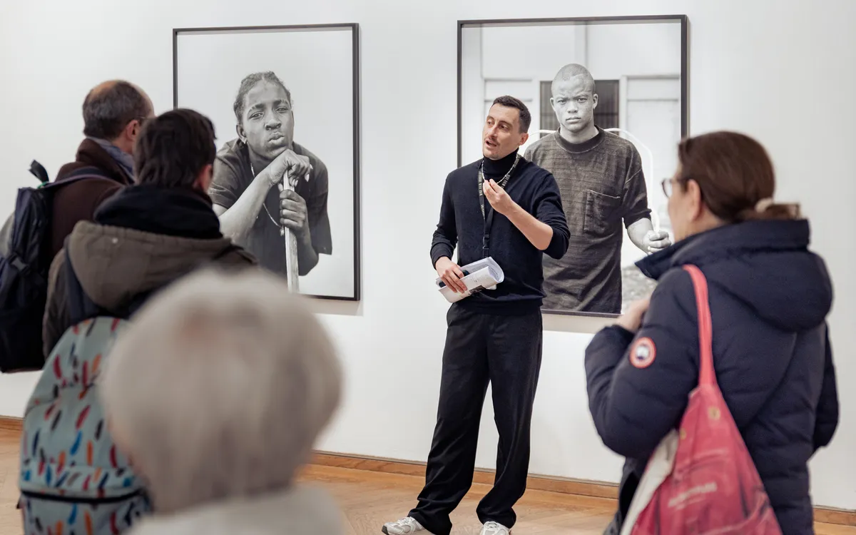 Visite guidée des expositions « La photographie en toutes lettres » et « Camille Vivier »